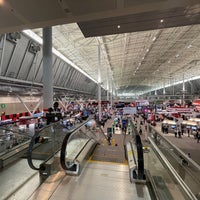 รูปภาพถ่ายที่ Boston Convention &amp; Exhibition Center (BCEC) โดย Murat เมื่อ 6/7/2022
