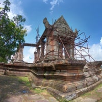 Photo taken at Preah Vihear (เขาพระวิหาร) ប្រាសាទ​ព្រះវិហារ 柏威夏廟 by HARA ま. on 9/27/2019