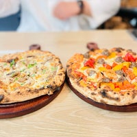 Foto diambil di Mozzafiato Pizzeria oleh Nawaf pada 8/24/2023