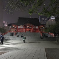 Photo taken at Hanazono Shrine by 笹島迅子 on 4/6/2018