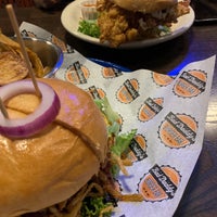 Foto tomada en Bad Daddy&amp;#39;s Burger Bar  por OSAMA el 10/14/2019