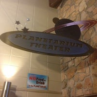 Das Foto wurde bei Planetarium Theater von Suzanne S. am 6/21/2013 aufgenommen