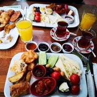 Das Foto wurde bei arkabahçe kafe | mutfak von 🌸 Lulu 🌸 am 1/5/2020 aufgenommen