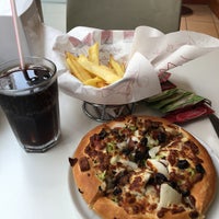 Photo taken at Pizza Hut by 🌸 Lulu 🌸 on 5/10/2016