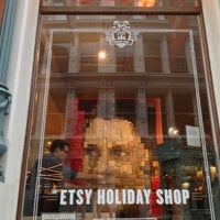 12/8/2012 tarihinde Bridget J.ziyaretçi tarafından Etsy Holiday Shop'de çekilen fotoğraf