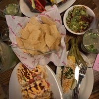 4/6/2022 tarihinde Suji Y.ziyaretçi tarafından Pink Taco Boston'de çekilen fotoğraf