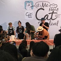 Photo taken at It&amp;#39;s Me Cat Foodival เทศกาลอาหารอร่อยหู 1 เมนู 1 ศิลปิน by Ray-Pimsiri V. on 8/6/2016