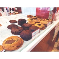 Photo taken at Ben&amp;#39;s Cookies by Kazumichi S. on 5/28/2022