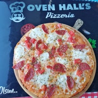 Foto diambil di Oven Halls Pizzeria oleh Tolga pada 8/27/2019