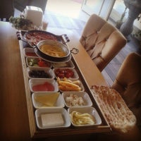 Das Foto wurde bei Kuruçeşme Cafe &amp;amp; Restaurant von Emre Y. am 8/27/2015 aufgenommen
