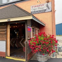 Foto diambil di Firefly Coffee House oleh Chris H. pada 8/24/2022