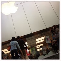 Photo taken at Apple Ginza by S_HU on 5/6/2013