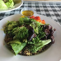 Foto tirada no(a) green2Go Burgers Salads &amp;amp; Bowls - Brea por Jad D. em 10/10/2016