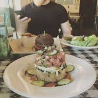 Foto tirada no(a) green2Go Burgers Salads &amp;amp; Bowls - Brea por Jad D. em 8/27/2016