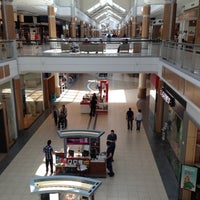 Foto tirada no(a) Mapleview Shopping Centre por Chris T. em 5/1/2013