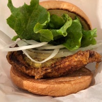 Photo taken at Freshness Burger by ひっきー on 2/10/2019
