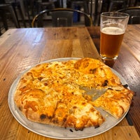 Foto tirada no(a) Cherokee Brewing + Pizza Company por Scott C. em 4/13/2023