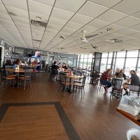 5/14/2022 tarihinde Scott C.ziyaretçi tarafından Runway Cafe'de çekilen fotoğraf