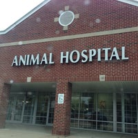 Foto tirada no(a) Eola Point Animal Hospital por Rebecca B. em 10/15/2013