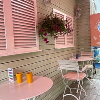 Das Foto wurde bei Büyükada Şekercisi Candy Island Cafe Patisserie von Gülser K. am 6/29/2023 aufgenommen