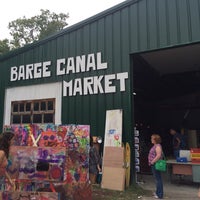 รูปภาพถ่ายที่ Barge Canal Market โดย Chris B. เมื่อ 9/12/2015