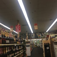 8/25/2018 tarihinde Chris B.ziyaretçi tarafından Vinnin Square Liquors'de çekilen fotoğraf