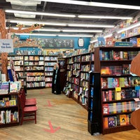 Foto diambil di Brookline Booksmith oleh Rachel pada 1/28/2022