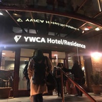 Foto tomada en YWCA Hotel/Residence  por Nanase Y. el 3/18/2018