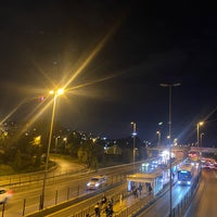 Photo taken at Altunizade Metrobüs Durağı by Ozlem_34 on 9/27/2022