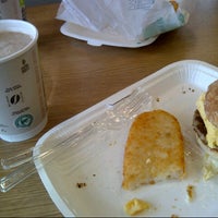 รูปภาพถ่ายที่ McDonald&amp;#39;s โดย emma t. เมื่อ 10/28/2012