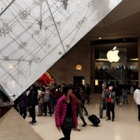 Photo taken at Apple Carrousel du Louvre by Maaaged 💎 on 10/26/2018