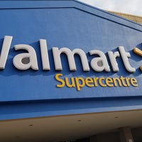 รูปภาพถ่ายที่ Walmart โดย Michelle C. เมื่อ 8/19/2018