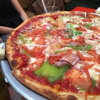 รูปภาพถ่ายที่ Pizza Orgasmica &amp;amp; Brewing Co. โดย RBC O. เมื่อ 9/26/2015