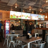 Foto diambil di BurgerFi oleh Juan Pablo C. pada 7/3/2017