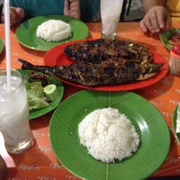 Photo taken at Ikan Bakar Pak Tarjo by devita d. on 11/9/2014