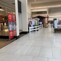 Foto tomada en Belden Village Mall  por Kiwi el 5/8/2019