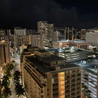Das Foto wurde bei Embassy Suites by Hilton Waikiki Beach Walk von Spencer am 4/25/2021 aufgenommen