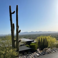 Foto diambil di The Scottsdale Plaza Resort oleh Chris A. pada 5/3/2022