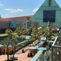 Foto diambil di Walt Disney World Swan Hotel oleh Kevin J. pada 5/10/2023