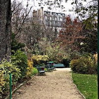 Photo taken at Ruches du Jardin du Luxembourg by divergent🎵 on 12/10/2019