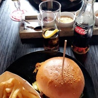 Das Foto wurde bei &#39;t Koningshuis Beef &amp; Burgers von Jolien I. am 4/6/2018 aufgenommen