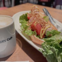 Photo taken at NEW YORKER&amp;#39;S Cafe by 橘 華. on 4/15/2022