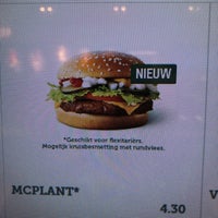 รูปภาพถ่ายที่ McDonald&amp;#39;s โดย Alex-andra B. เมื่อ 10/17/2022