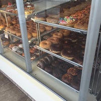 10/14/2015 tarihinde Jasmine F.ziyaretçi tarafından Spudnuts Donuts'de çekilen fotoğraf
