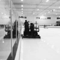 รูปภาพถ่ายที่ Sherwood Ice Arena โดย Matt เมื่อ 8/18/2013