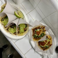 Foto tirada no(a) Los Tacos No. 1 por Barb L. em 11/4/2023