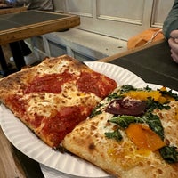 Foto tirada no(a) Best Pizza por Barb L. em 11/17/2023
