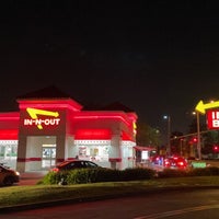 Photo taken at In-N-Out Burger by Saud on 4/27/2022