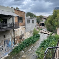 รูปภาพถ่ายที่ Downtown Austin โดย Spatial Media เมื่อ 10/25/2023