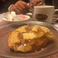 Photo taken at Shari&amp;#39;s Cafe and Pies by Diogo D. on 7/10/2018